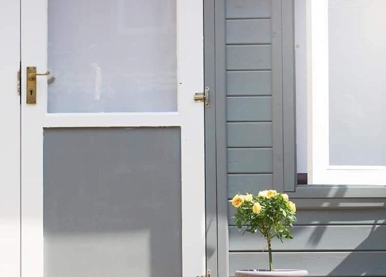 Bright entrance with flowers at Nat-Rural Retreat in Vigo, England, GB, showcasing elegance and tranquility.