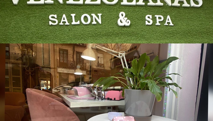 Entrada del Venezolanas Salón y spa en Madrid, Comunidad De Madrid, ES, con detalles de interior acogedor.