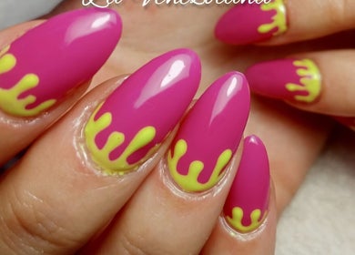 Uñas con diseño rosa y amarillo en Venezolanas Salón y spa, Madrid, Comunidad De Madrid, ES.