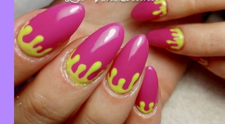 Uñas con diseño rosa y amarillo en Venezolanas Salón y spa, Madrid, Comunidad De Madrid, ES.