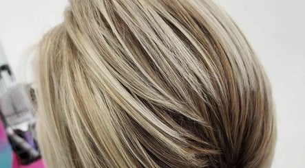 Grey Hair Salon – obraz 2