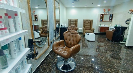 Celebrity Makeup Studio image 2