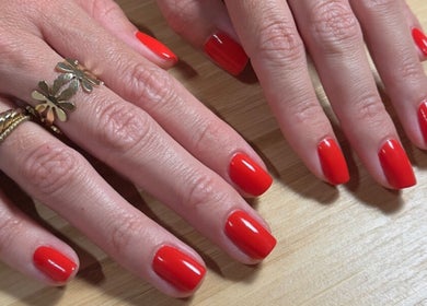 Unhas pintadas de vermelho brilhante no Weilla Studio Nails, Lisboa, Lisboa, PT.