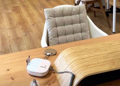 Espaço acolhedor em Weilla Studio Nails, Lisboa, Lisboa, PT, com cadeira confortável e estação de manicure.