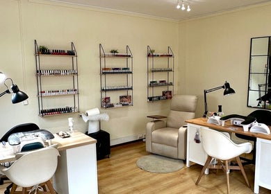 Interior elegante do Weilla Nail Studio em Lisboa, Lisboa, PT com cadeiras confortáveis e decoração moderna.