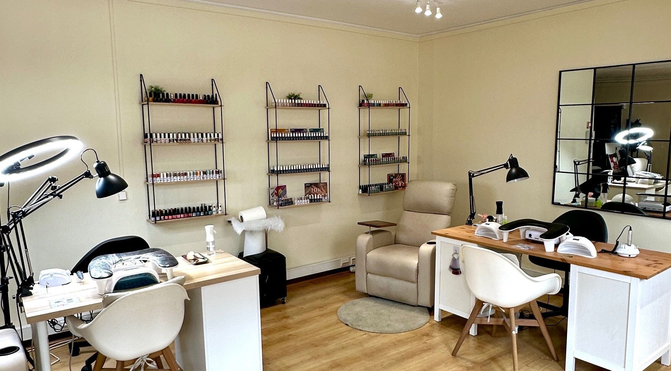 Interior elegante do Weilla Nail Studio em Lisboa, Lisboa, PT com cadeiras confortáveis e decoração moderna.