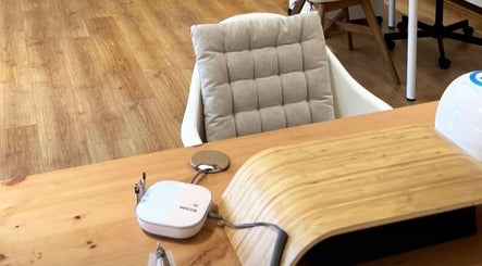 Mesa de trabalho moderna em Weilla Nail Studio, Lisboa, Lisboa, PT, com piso de madeira elegante.