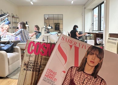Ambiente acolhedor no Weilla Nail Studio, Lisboa, com clientes relaxando durante tratamentos de manicure.