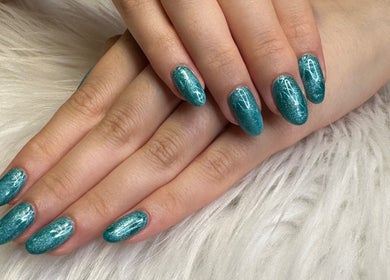Unhas decoradas em azul com efeito especial no Weilla Nail Studio, Lisboa, Lisboa, PT.