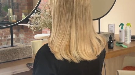 Modern salon with chic blonde hair at boo.colourist - East London, London, England, GB.