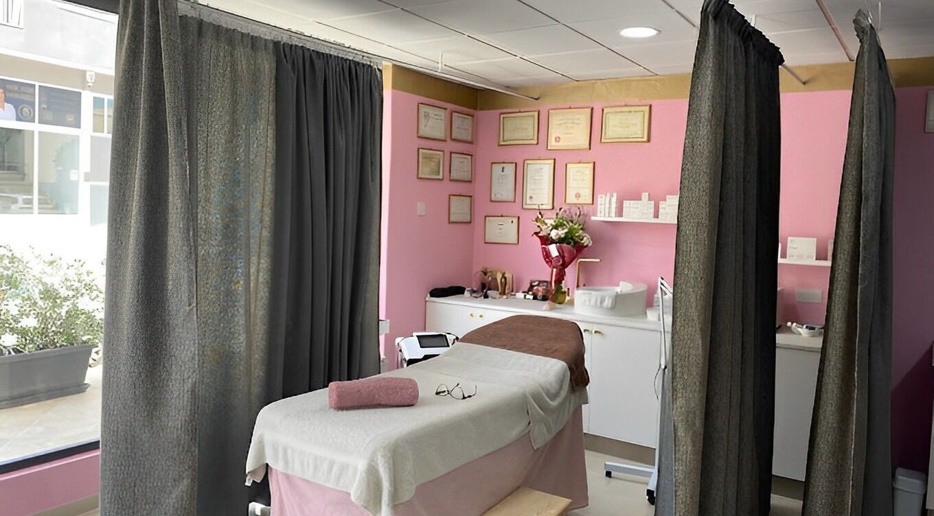 Comfortable treatment room at Blush and Glow Beauty, Ħ'attard, MT, featuring soft lighting and elegant decor.