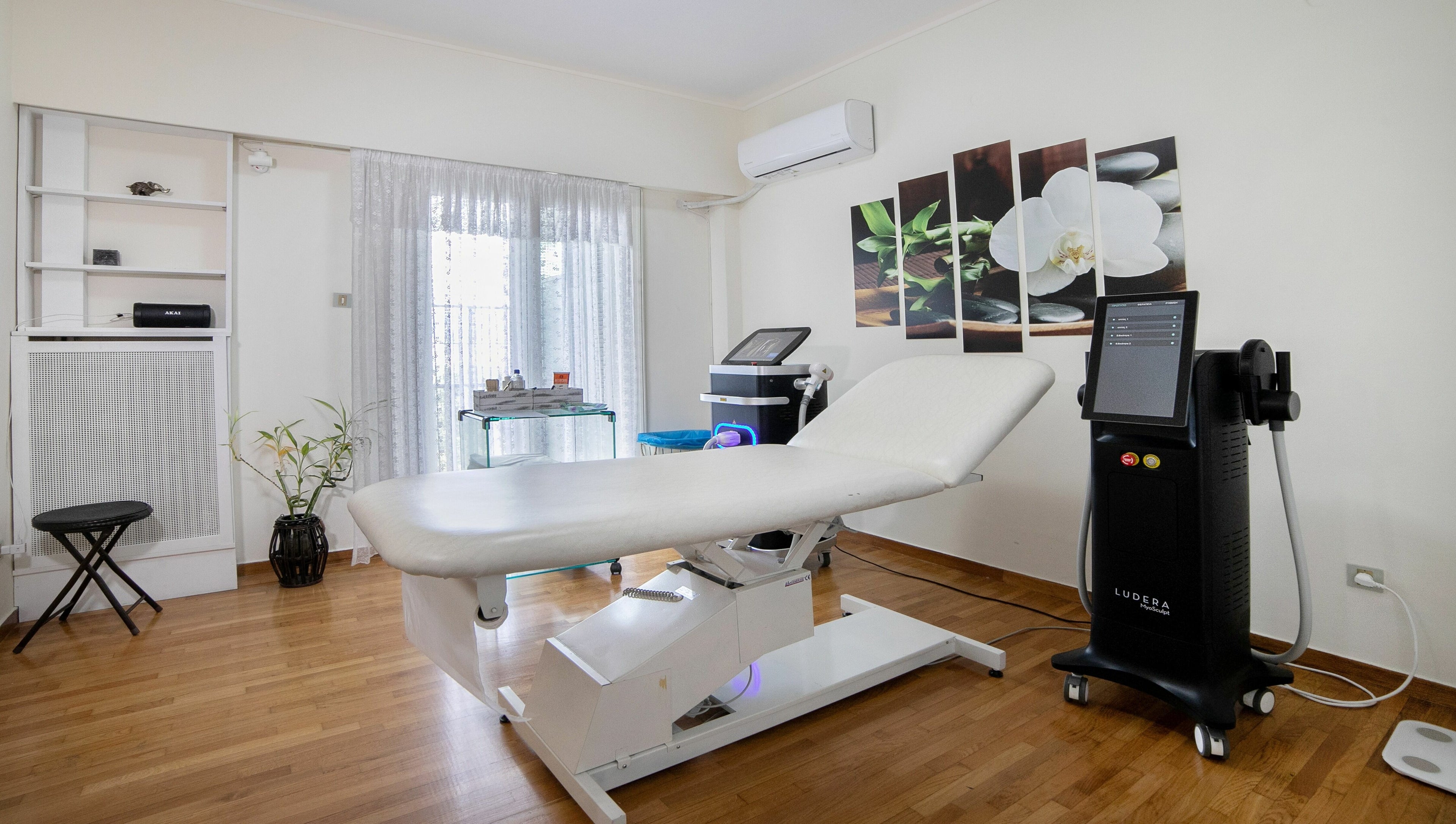 Πολυτελής αίθουσα θεραπείας στο Velvet Touch, Athina, GR με σύγχρονο εξοπλισμό και χαλαρωτική διακόσμηση.