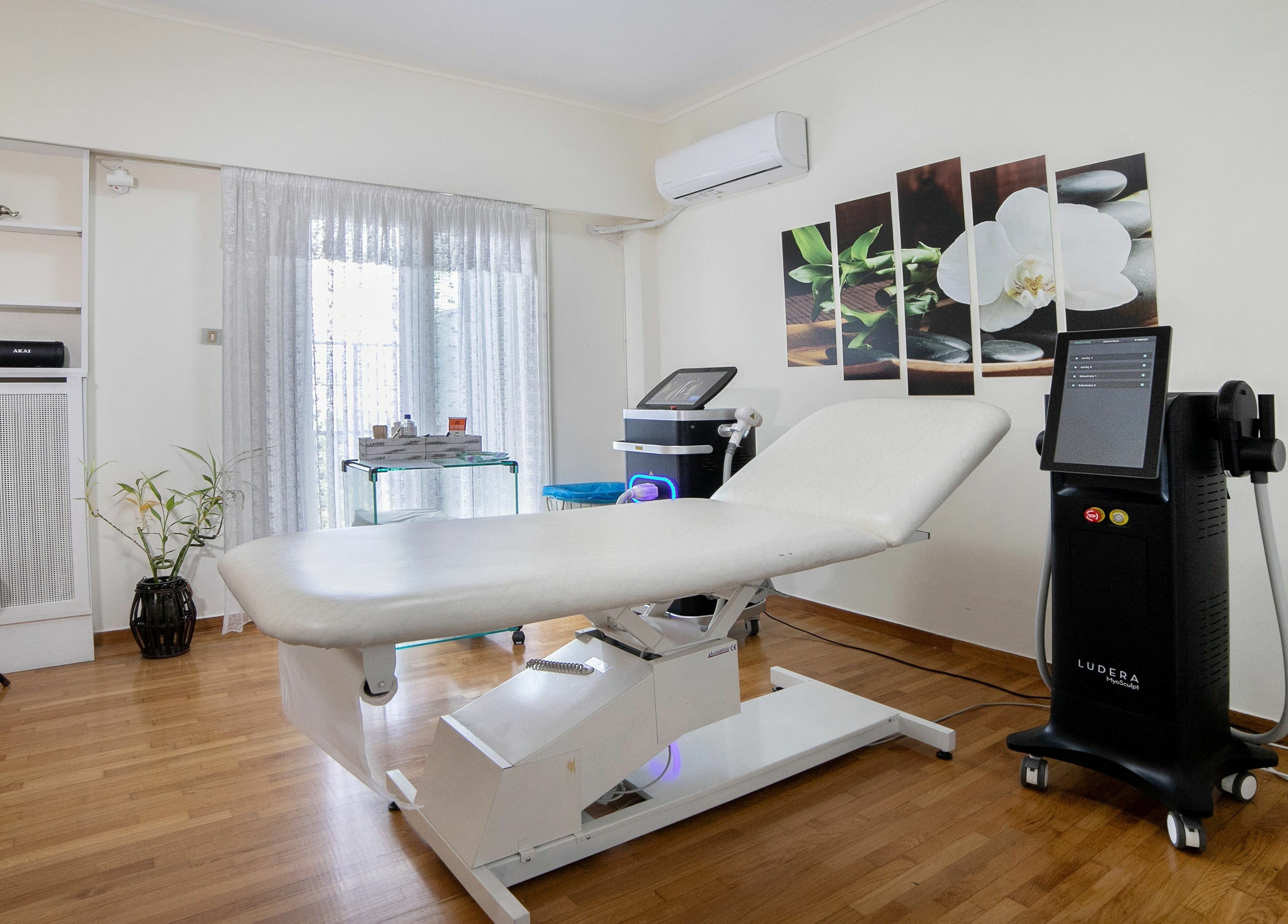 Πολυτελής αίθουσα θεραπείας στο Velvet Touch, Athina, GR με σύγχρονο εξοπλισμό και χαλαρωτική διακόσμηση.