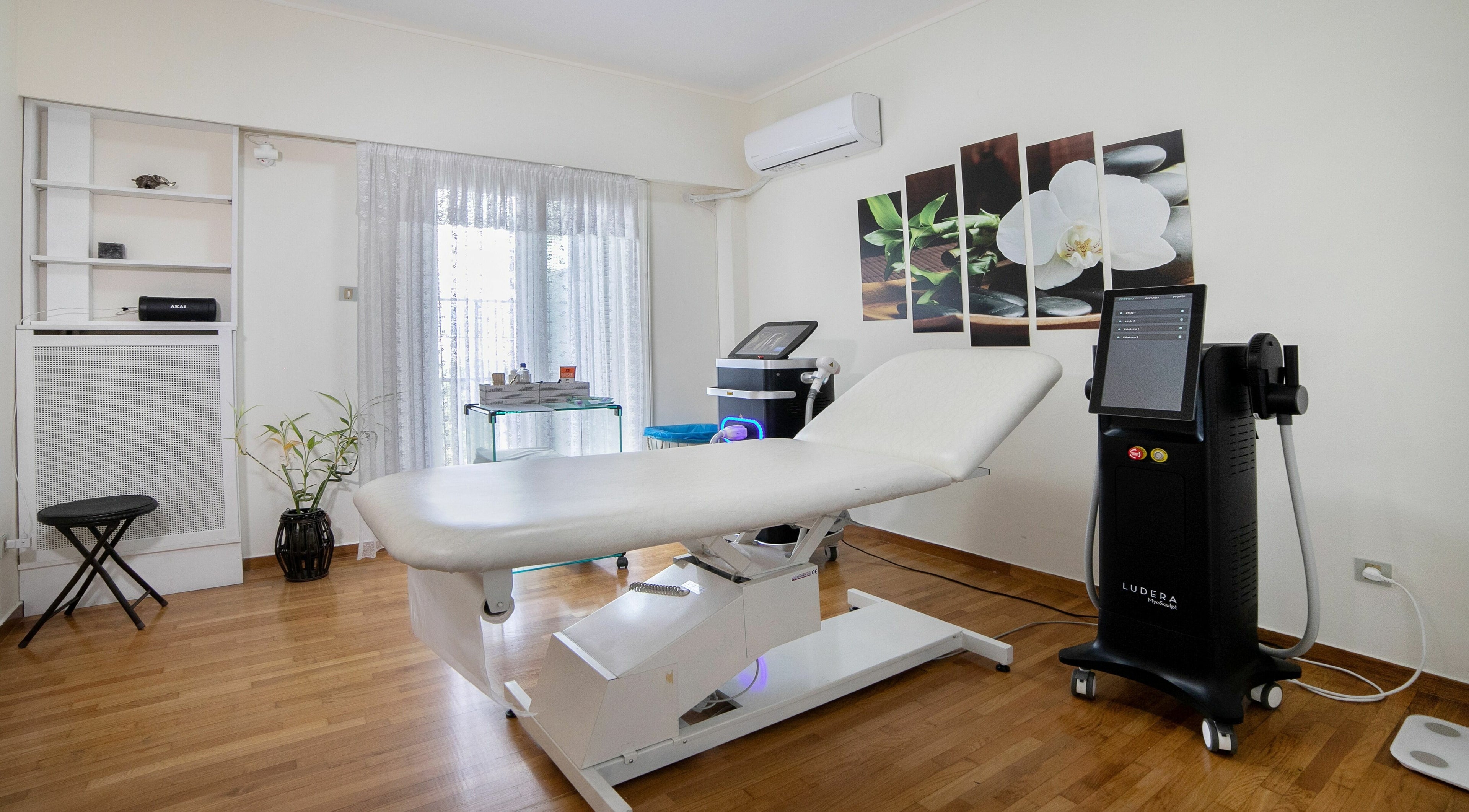 Πολυτελής αίθουσα θεραπείας στο Velvet Touch, Athina, GR με σύγχρονο εξοπλισμό και χαλαρωτική διακόσμηση.