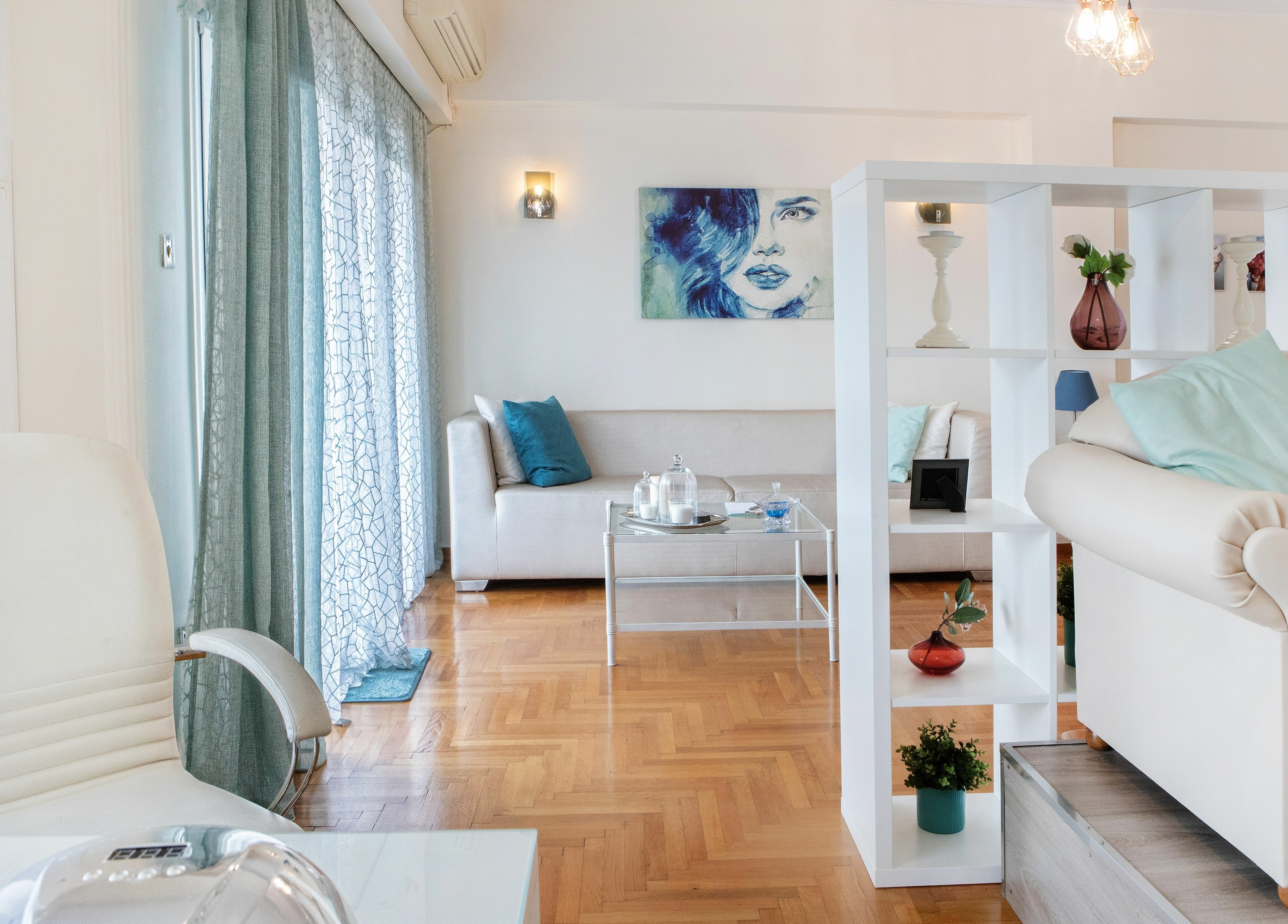 Το σαλόνι του Velvet Touch στην Athina, GR με κομψό ντεκόρ και καθίσματα.