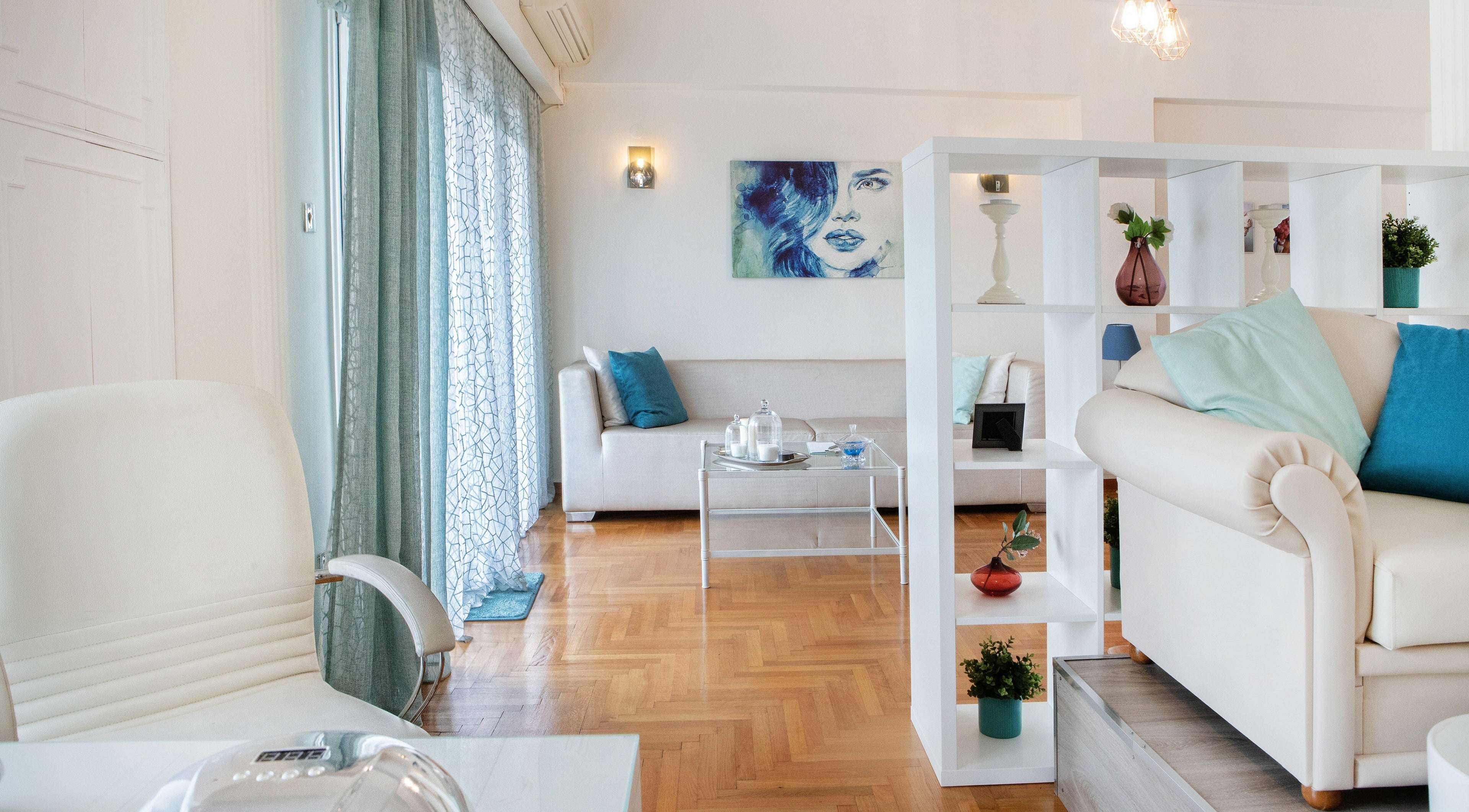 Το σαλόνι του Velvet Touch στην Athina, GR με κομψό ντεκόρ και καθίσματα.