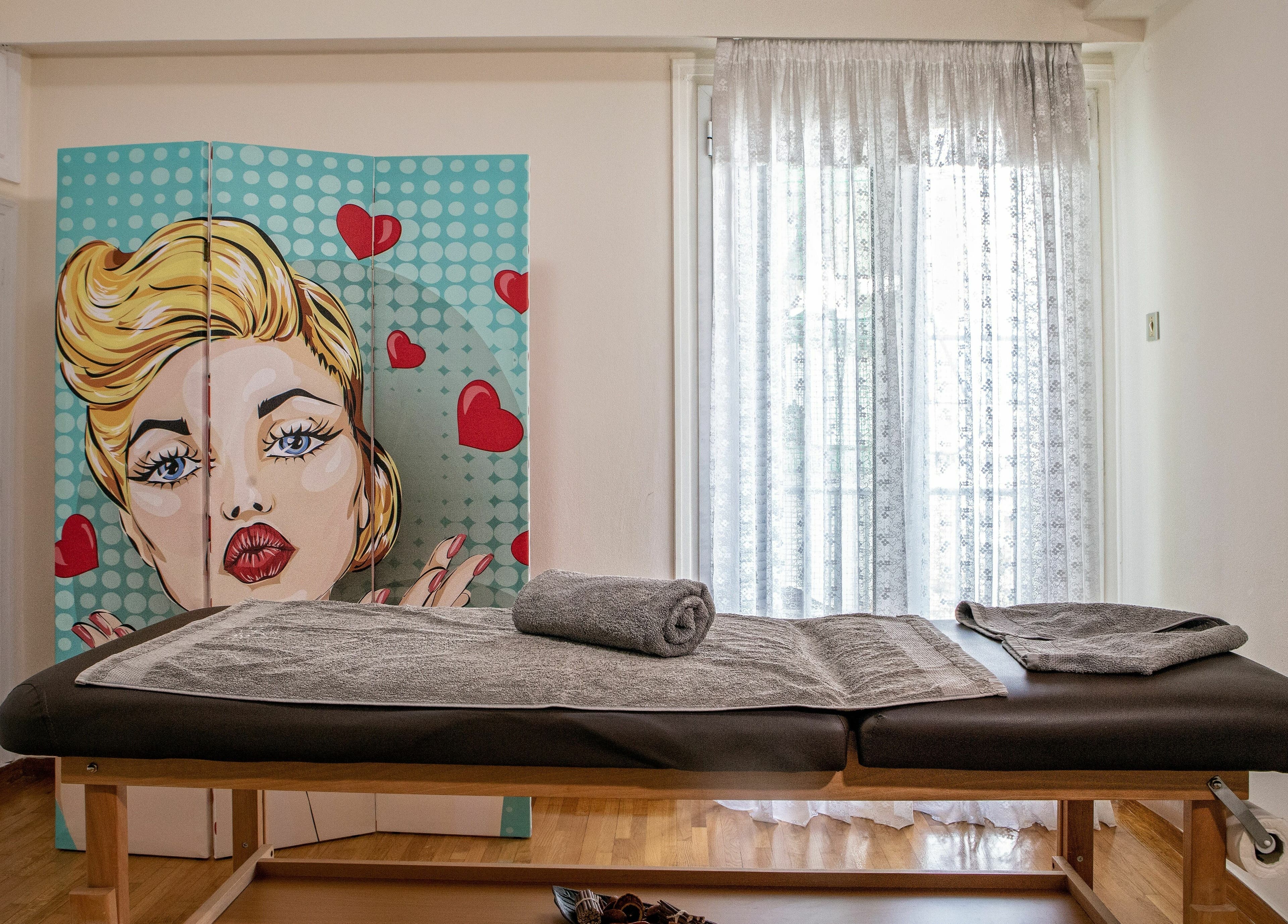 Δωμάτιο θεραπείας Velvet Touch στην Αθήνα με μοντέρνα ποπ αρτ διακόσμηση.