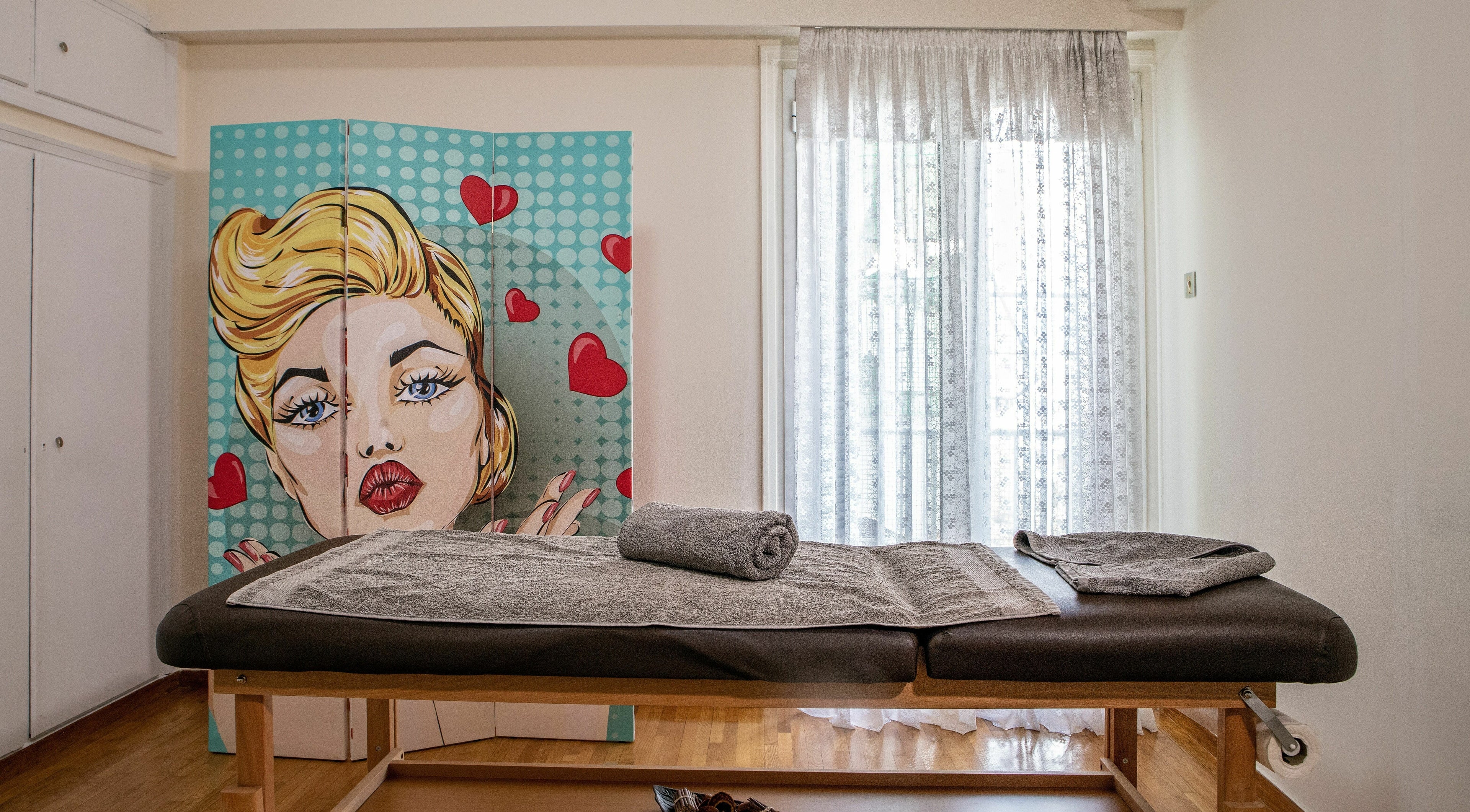 Δωμάτιο θεραπείας Velvet Touch στην Αθήνα με μοντέρνα ποπ αρτ διακόσμηση.