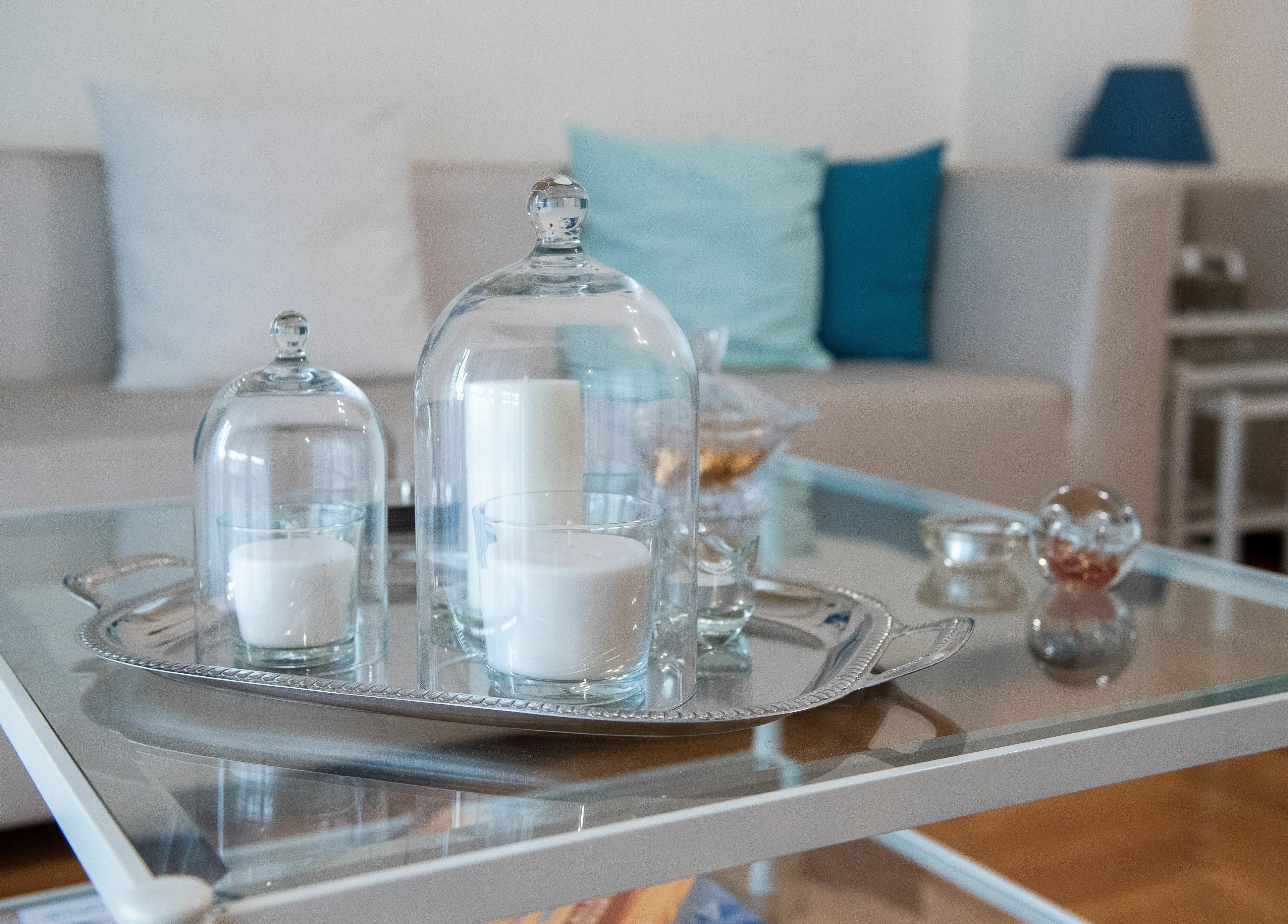 Κομψή διακόσμηση τραπεζιού με κεριά στο Velvet Touch, Athina, GR.