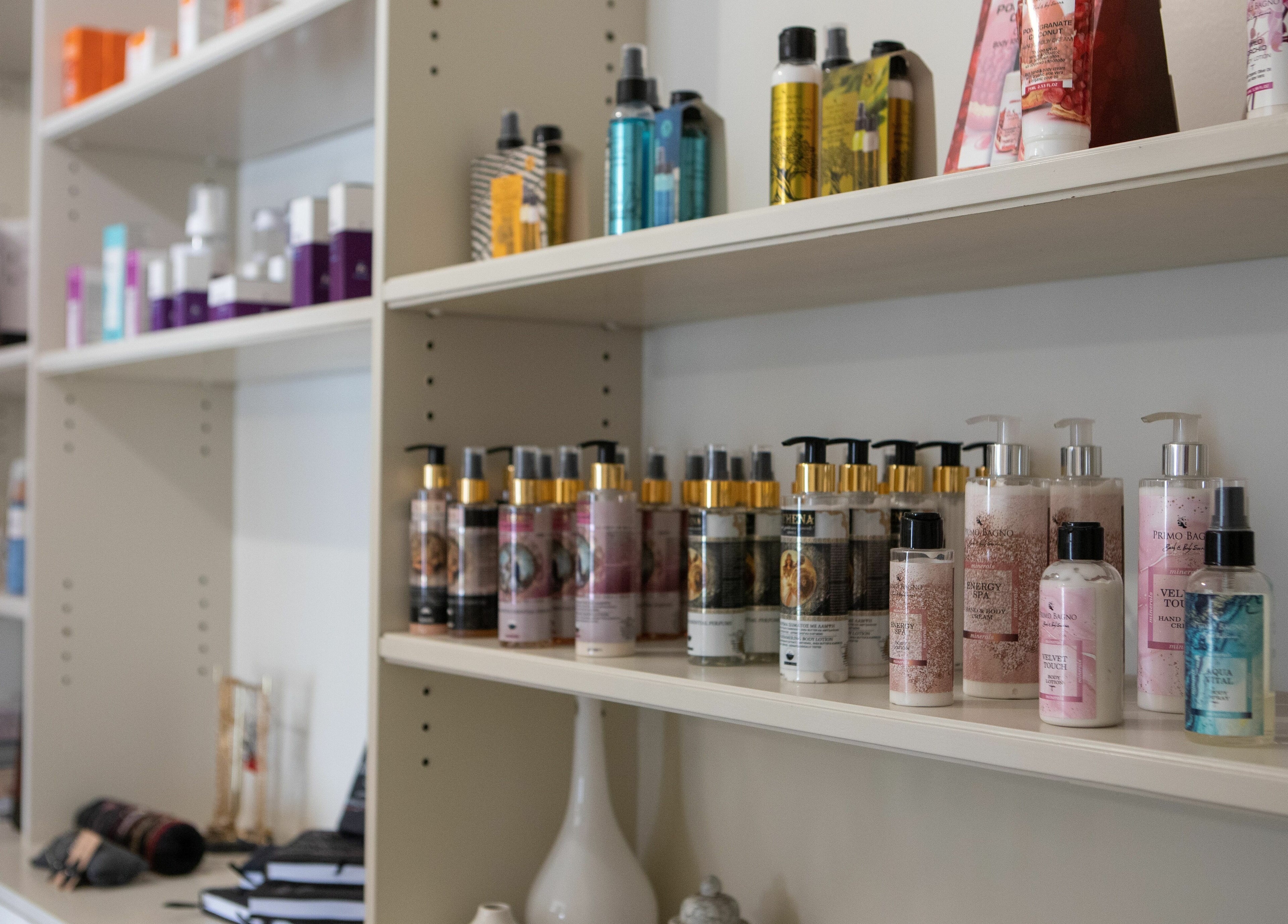 Ράφια προϊόντων ομορφιάς στο Velvet Touch, Athina, GR.