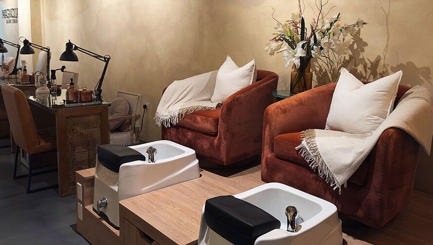 Área de pedicura en Magnolia Salon Studio, San Juan, San Juan, PR, con asientos cómodos y decoración elegante.