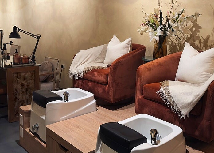 Área de pedicura en Magnolia Salon Studio, San Juan, San Juan, PR, con asientos cómodos y decoración elegante.