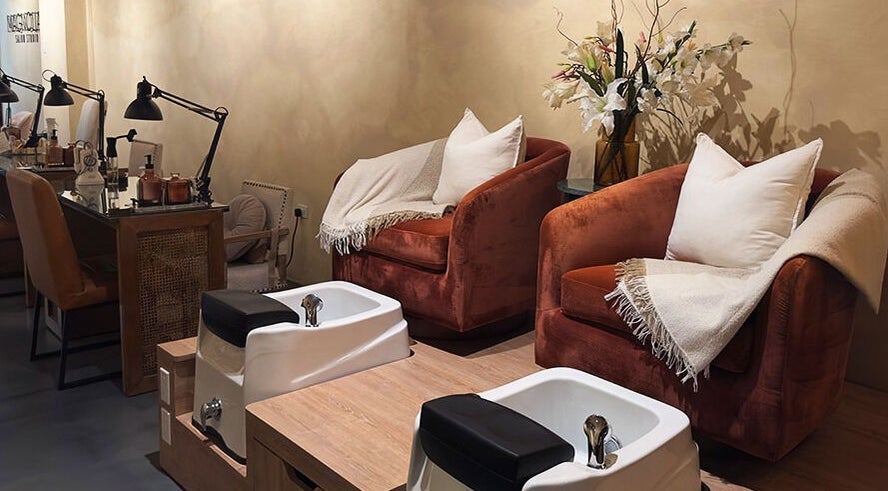 Área de pedicura en Magnolia Salon Studio, San Juan, San Juan, PR, con asientos cómodos y decoración elegante.