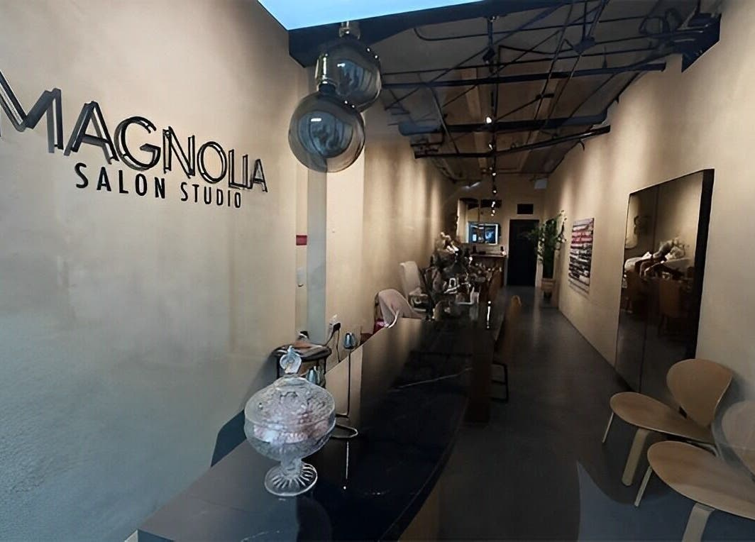 Interior elegante de Magnolia Salon Studio en San Juan, San Juan, PR, mostrando un ambiente acogedor y moderno.