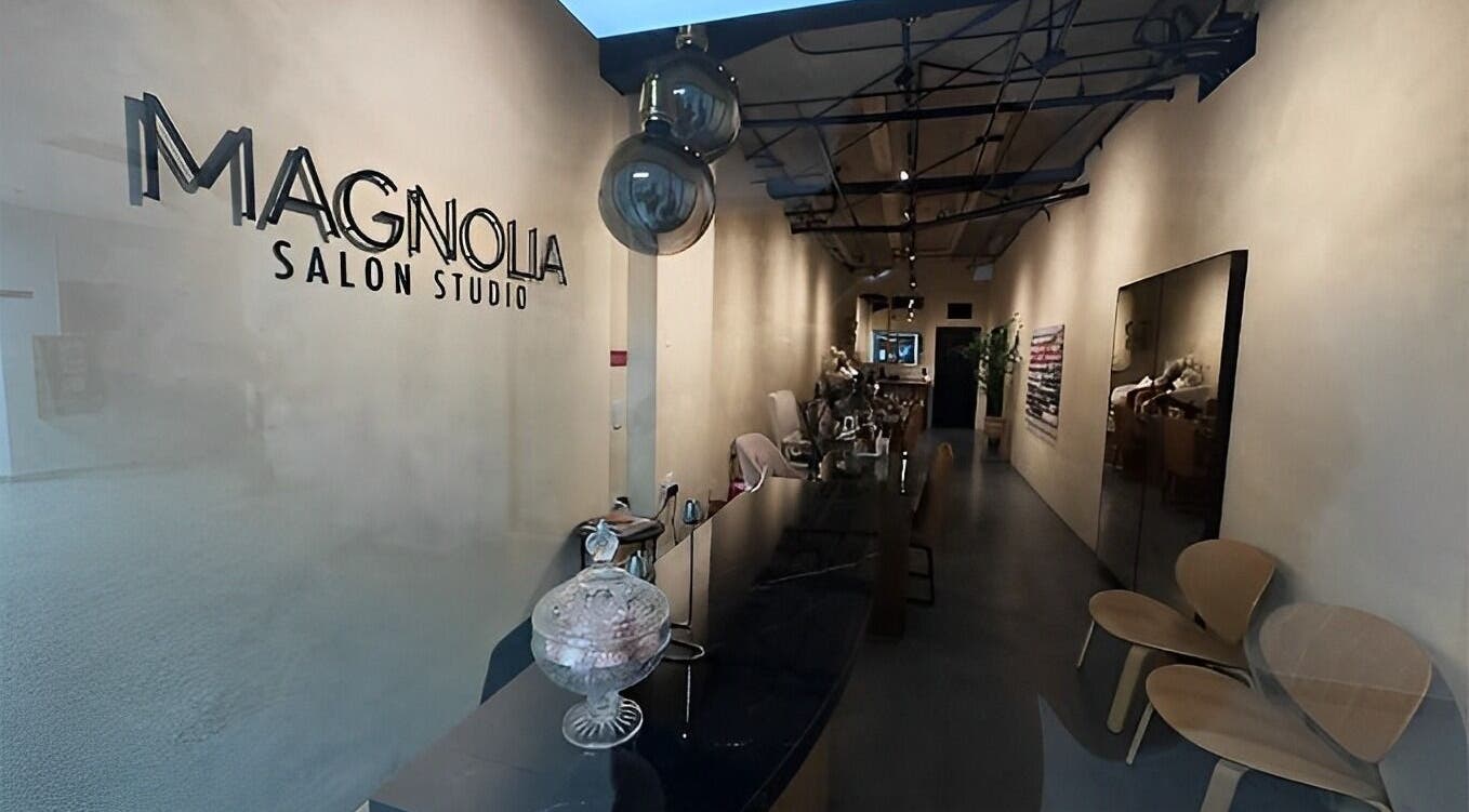 Interior elegante de Magnolia Salon Studio en San Juan, San Juan, PR, mostrando un ambiente acogedor y moderno.