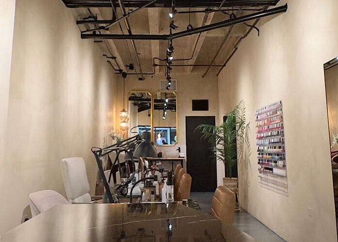 Interior sofisticado de Magnolia Salon Studio en San Juan, San Juan, PR, con elegantes sillas y decoración moderna.