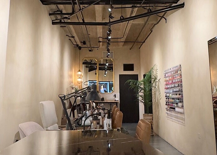 Interior sofisticado de Magnolia Salon Studio en San Juan, San Juan, PR, con elegantes sillas y decoración moderna.