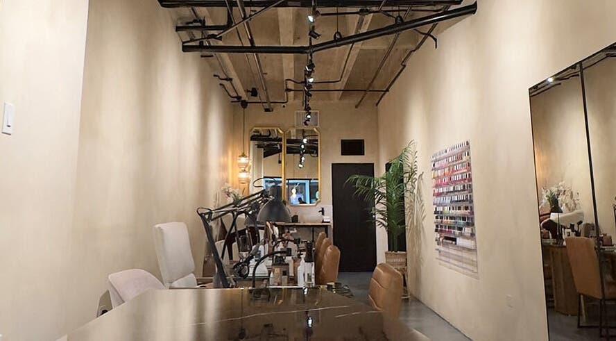 Interior sofisticado de Magnolia Salon Studio en San Juan, San Juan, PR, con elegantes sillas y decoración moderna.