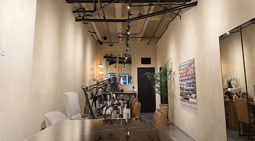 Interior sofisticado de Magnolia Salon Studio en San Juan, San Juan, PR, con elegantes sillas y decoración moderna.