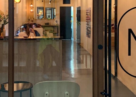 Interior del acogedor Magnolia Salon Studio en San Juan, San Juan, PR, vista desde la entrada principal.