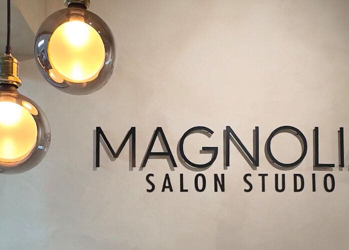 Iluminación moderna en Magnolia Salon Studio, San Juan, PR, mostrando elegancia minimalista.