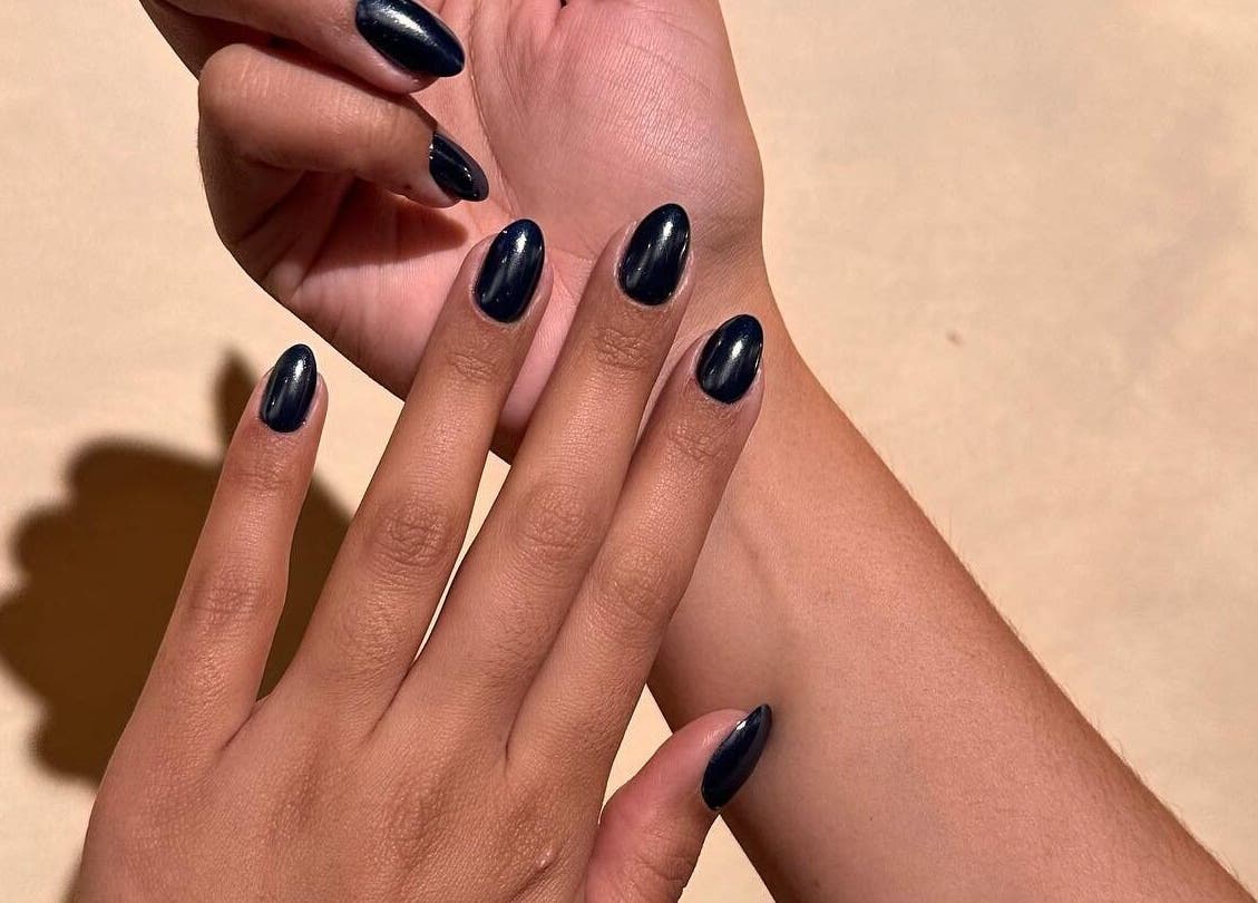 Manicure moderno en Magnolia Salon Studio, San Juan, San Juan, PR con esmalte oscuro y acabado brillante.