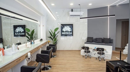 Καλαίσθητος χώρος στο Medusa Evosmos, Εύοσμος GR με μοντέρνα διακόσμηση και καθαρό περιβάλλον.