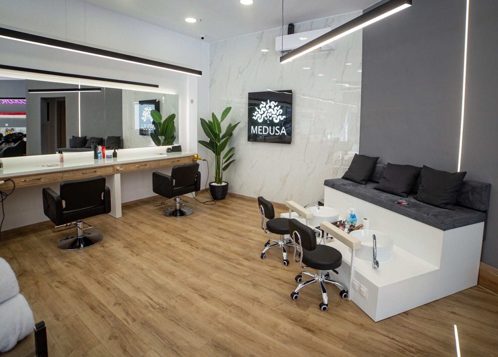 Μοντέρνος εσωτερικός χώρος ομορφιάς στο Medusa Evosmos, Εύοσμος, GR με σύγχρονη διακόσμηση και παροχές.