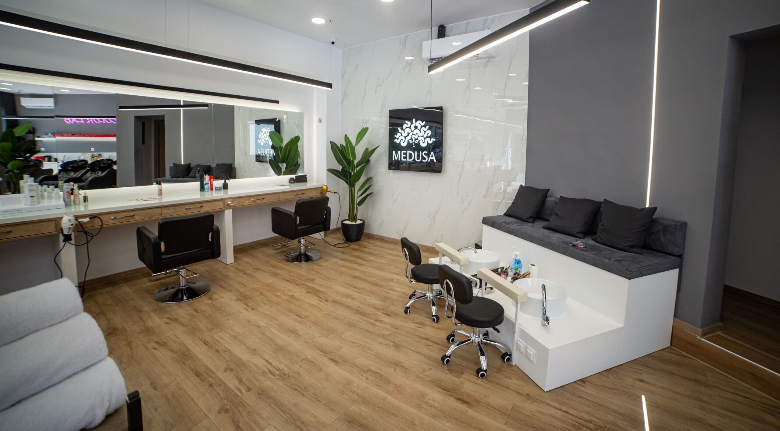 Μοντέρνος εσωτερικός χώρος ομορφιάς στο Medusa Evosmos, Εύοσμος, GR με σύγχρονη διακόσμηση και παροχές.