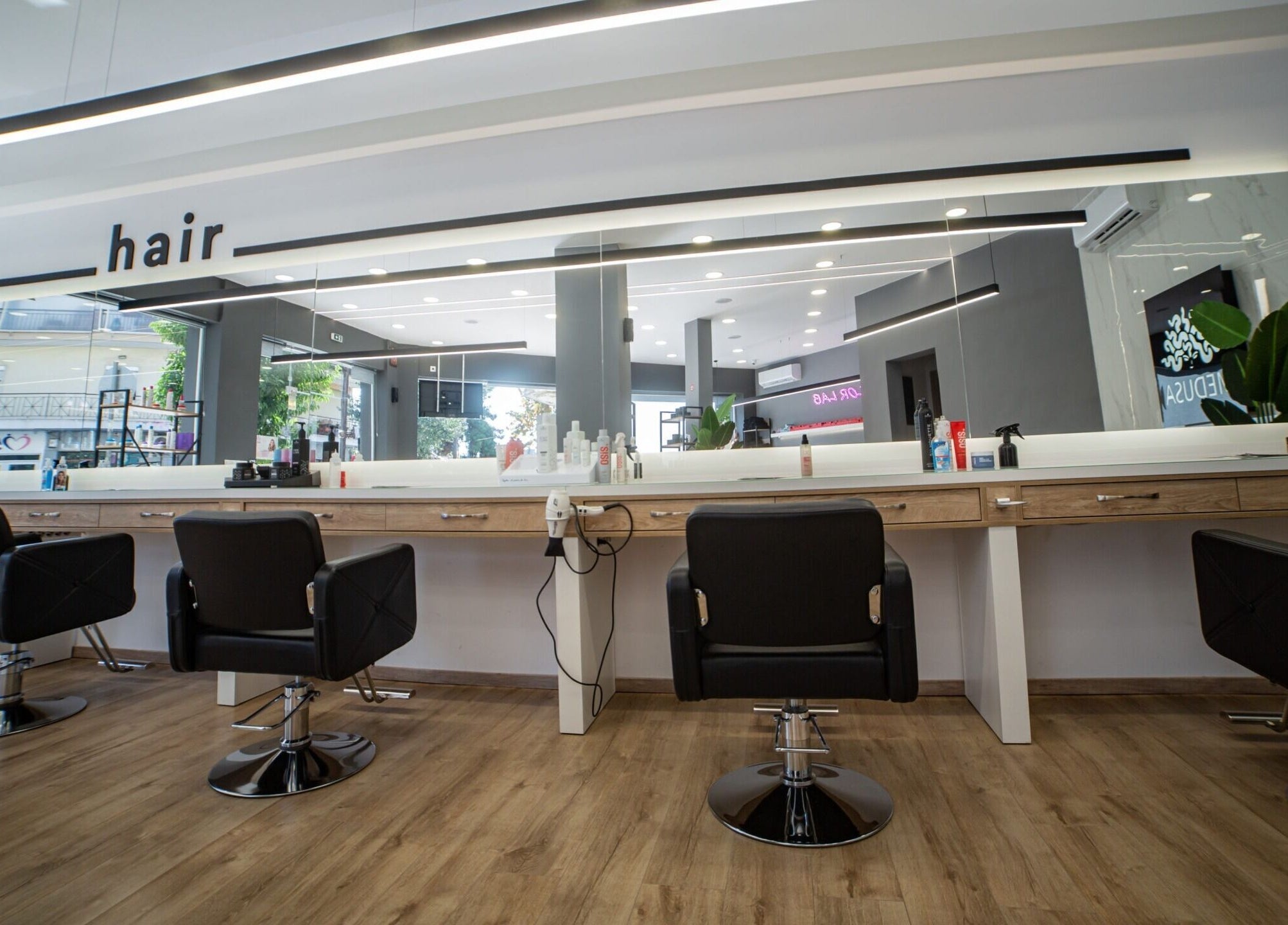 Κομψή αίθουσα στο Medusa Evosmos, Εύοσμος GR με μοντέρνα έπιπλα και μεγάλο καθρέφτη.