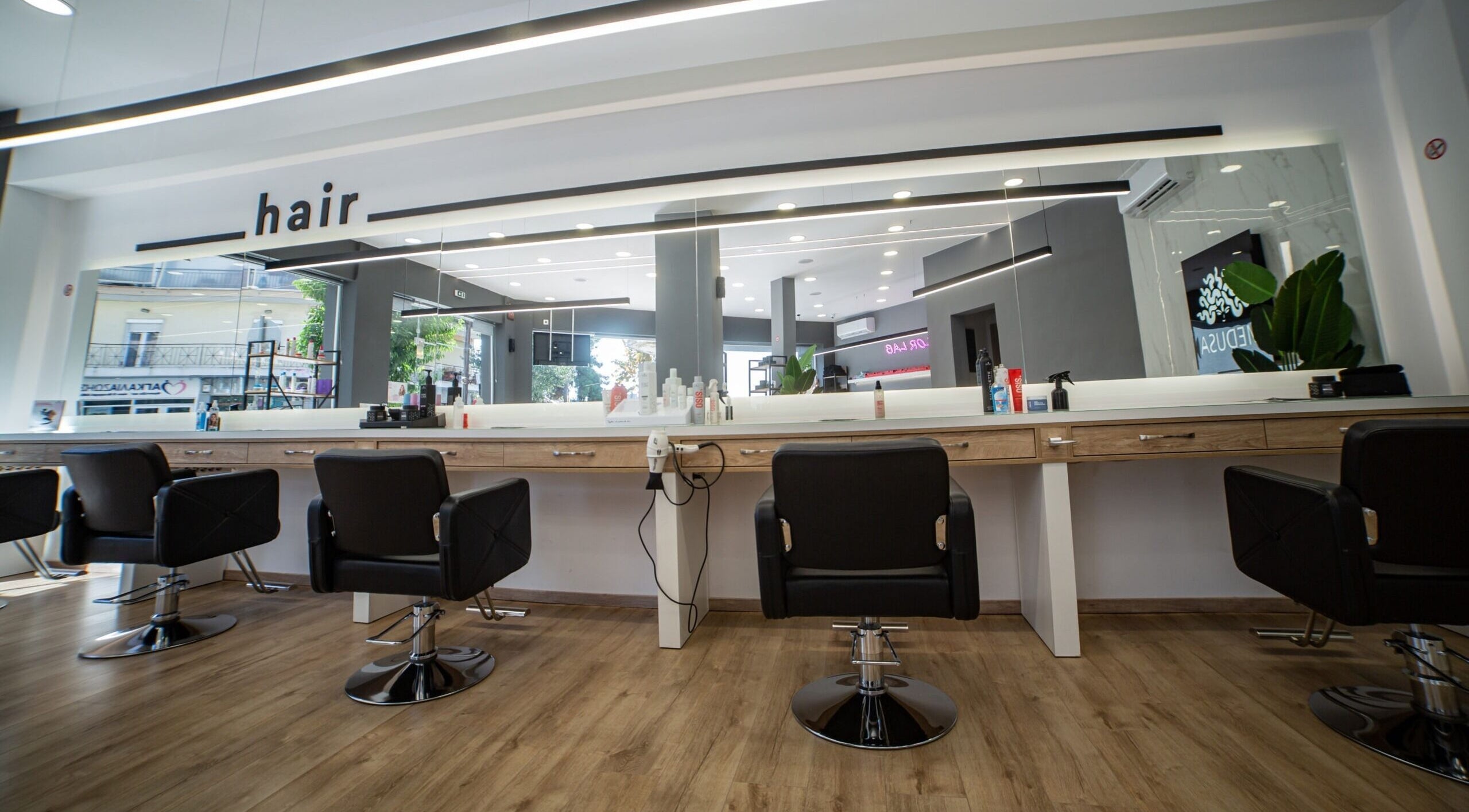 Κομψή αίθουσα στο Medusa Evosmos, Εύοσμος GR με μοντέρνα έπιπλα και μεγάλο καθρέφτη.