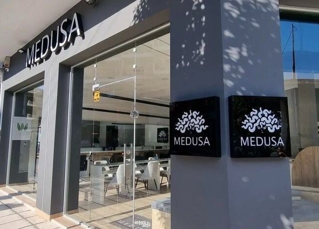 Η είσοδος στο Medusa Evosmos, κομψό κέντρο ομορφιάς στην Εύοσμο, GR με μοντέρνα πρόσοψη.