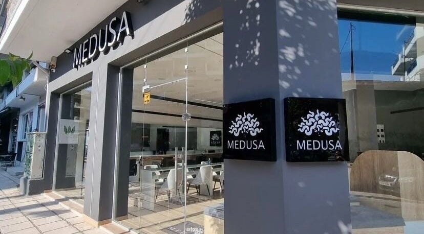 Η είσοδος στο Medusa Evosmos, κομψό κέντρο ομορφιάς στην Εύοσμο, GR με μοντέρνα πρόσοψη.
