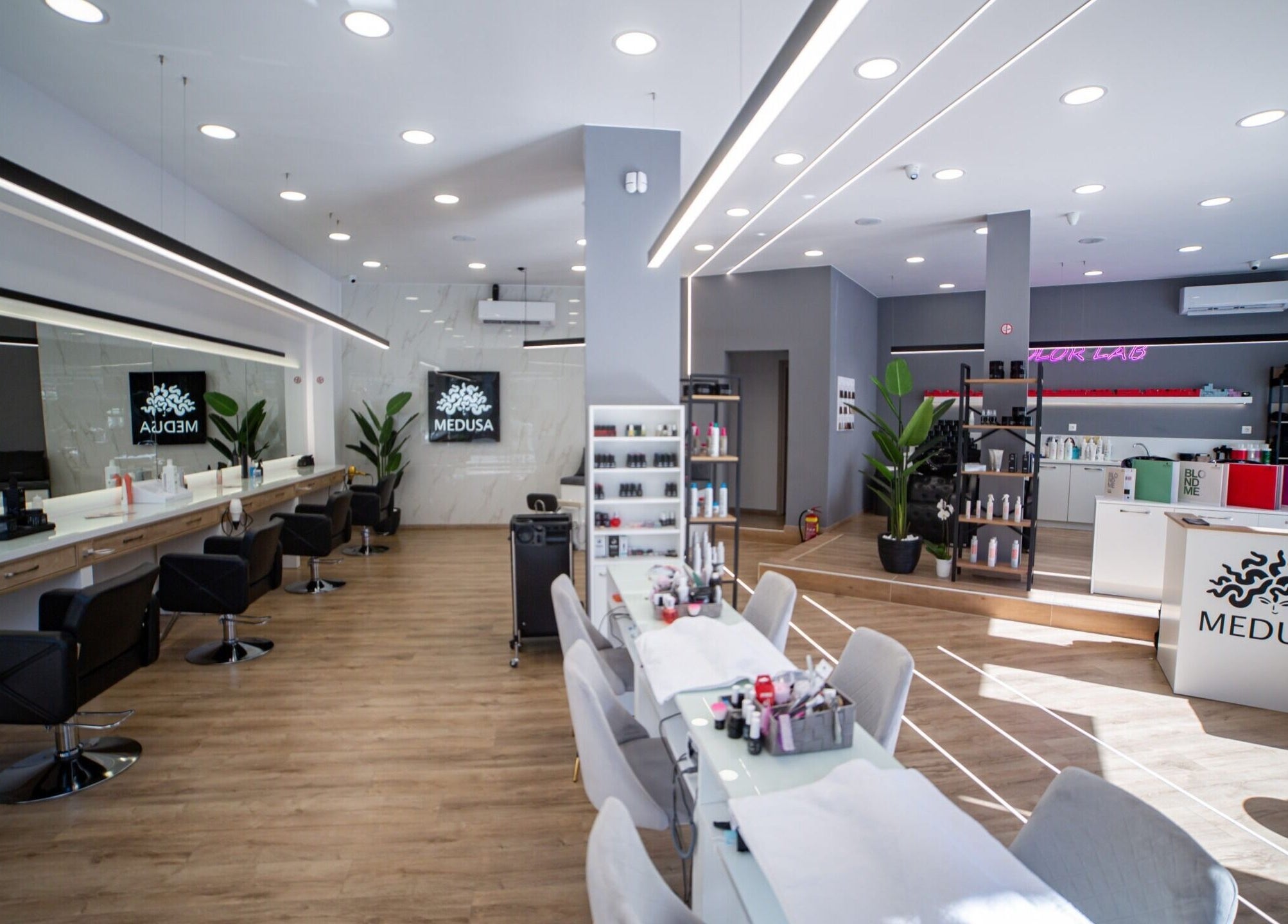 Εσωτερικό χώρου Medusa Evosmos, Εύοσμος, GR με μοντέρνα επίπλωση και κομψή διακόσμηση.