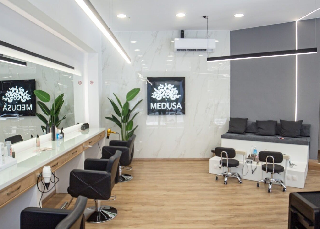 Σύγχρονος και κομψός χώρος στο Medusa Evosmos, Εύοσμος, GR με καρέκλες και καθρέφτες ομορφιάς.