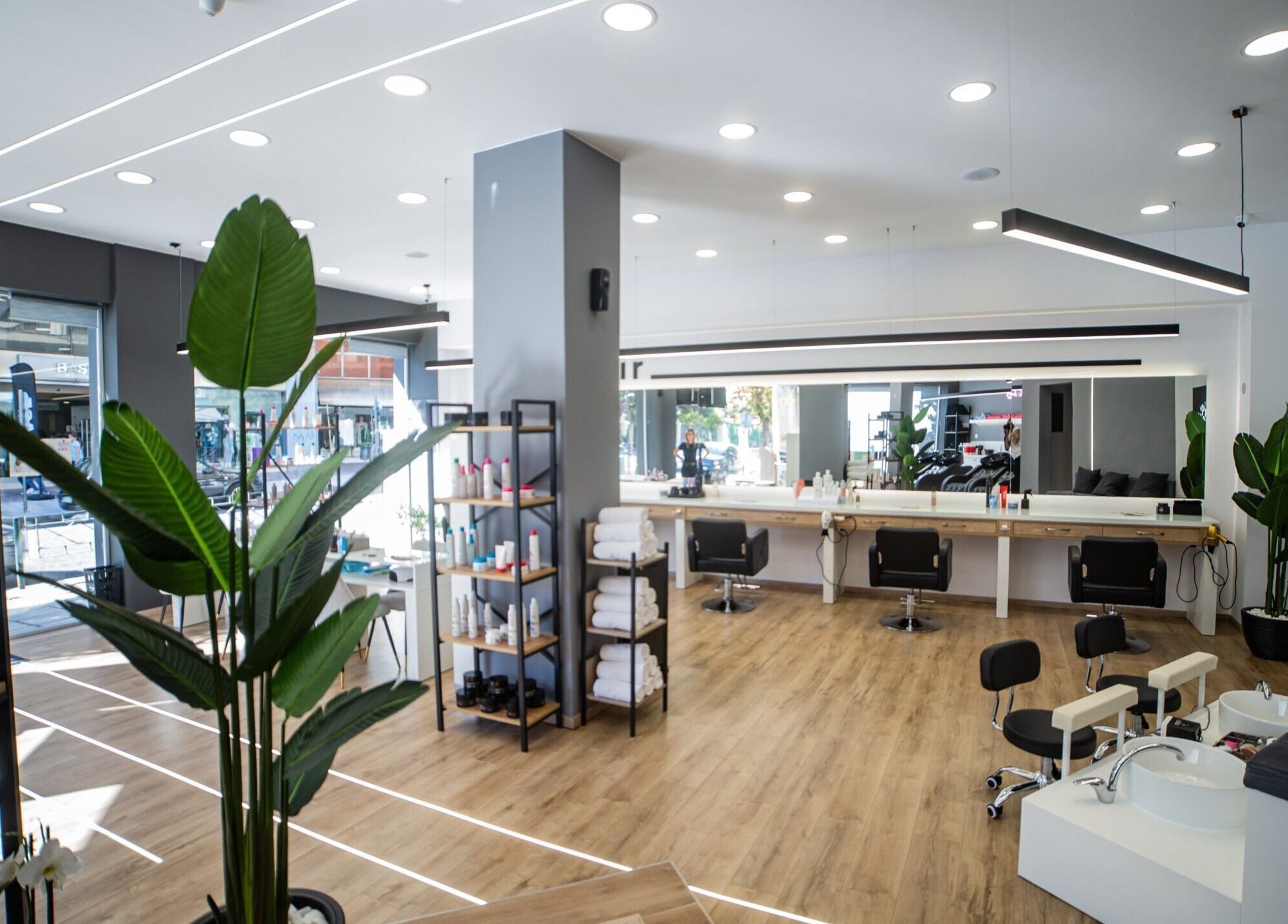 Εσωτερικό του Medusa Evosmos, Εύοσμος, GR με μοντέρνα σχεδίαση και επαγγελματικό εξοπλισμό ομορφιάς.