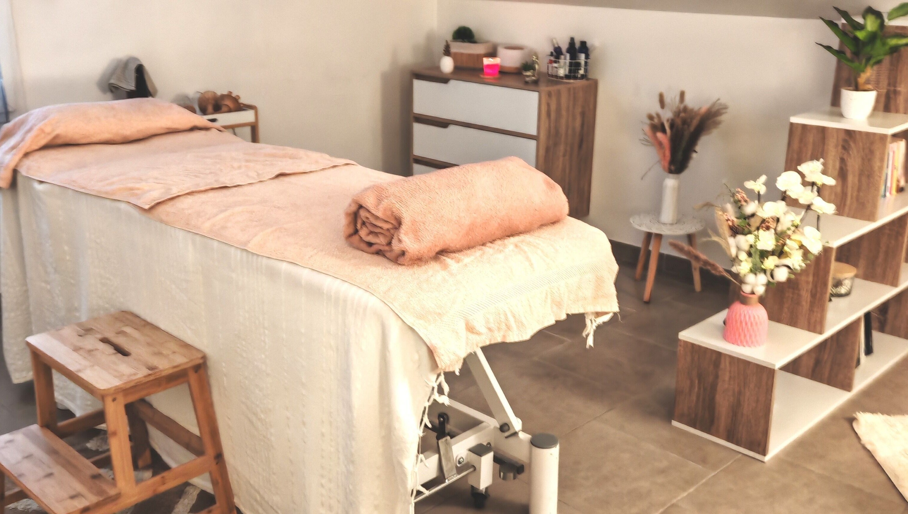 Table de massage élégante chez Madéro By Ana, Buchères, Grand Est, FR. Ambiance relaxante et soins bien-être.
