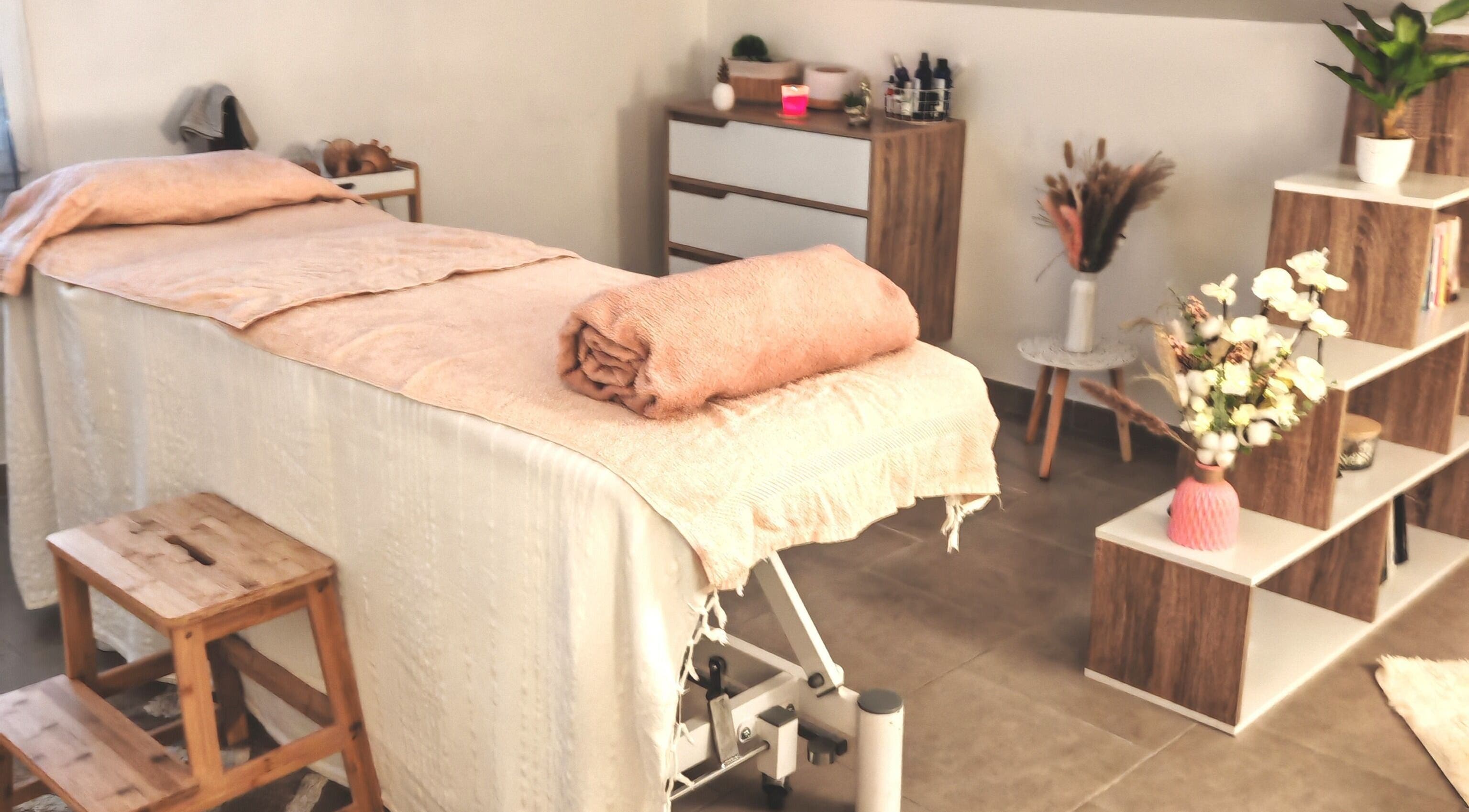 Table de massage élégante chez Madéro By Ana, Buchères, Grand Est, FR. Ambiance relaxante et soins bien-être.