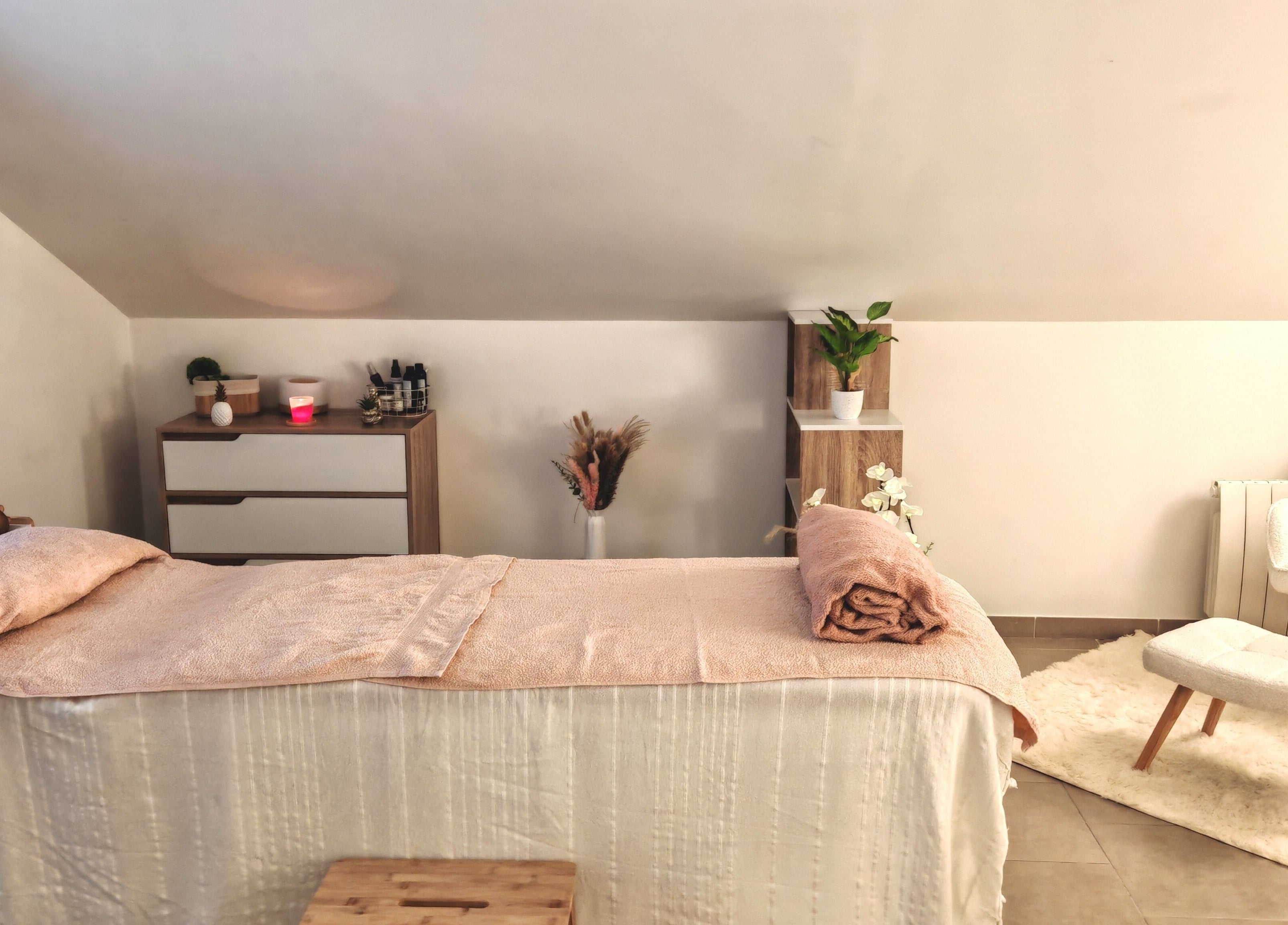 Salle de soins apaisante à Madéro By Ana, Buchères, Grand Est, FR avec table et chaise confortables.