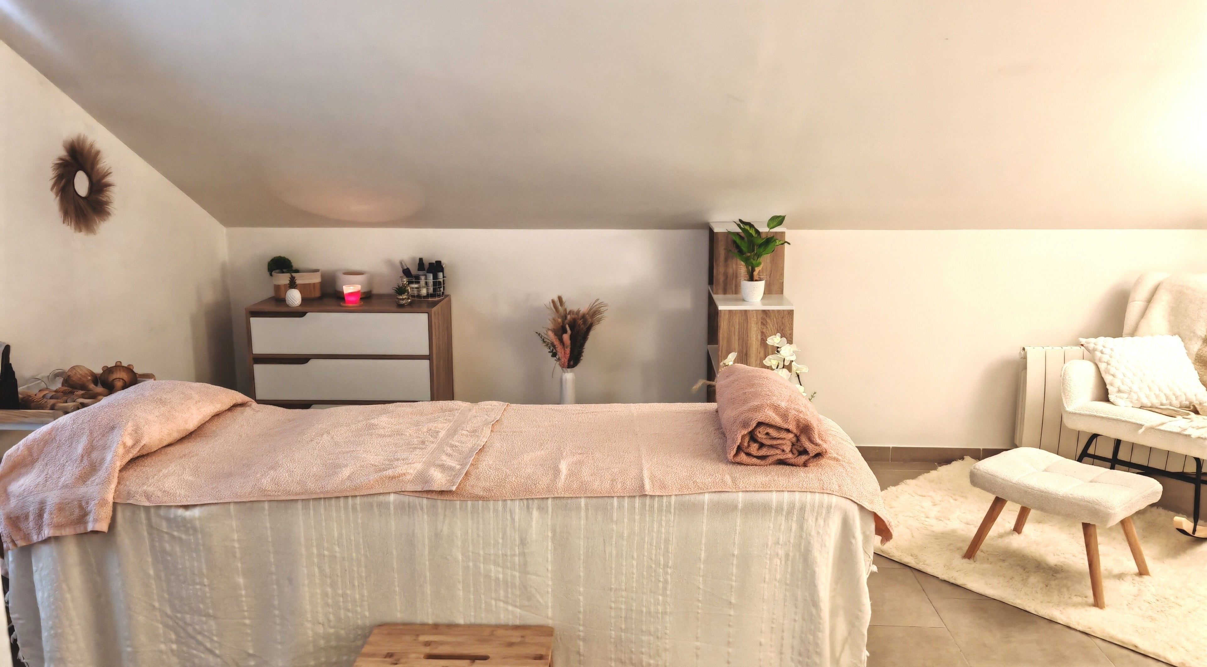 Salle de soins apaisante à Madéro By Ana, Buchères, Grand Est, FR avec table et chaise confortables.